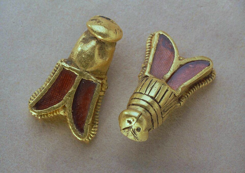 Gold and garnet cloisonné bees from the tomb of King Childeric I